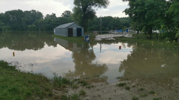 Víz alatt az algyői szabadstrand is