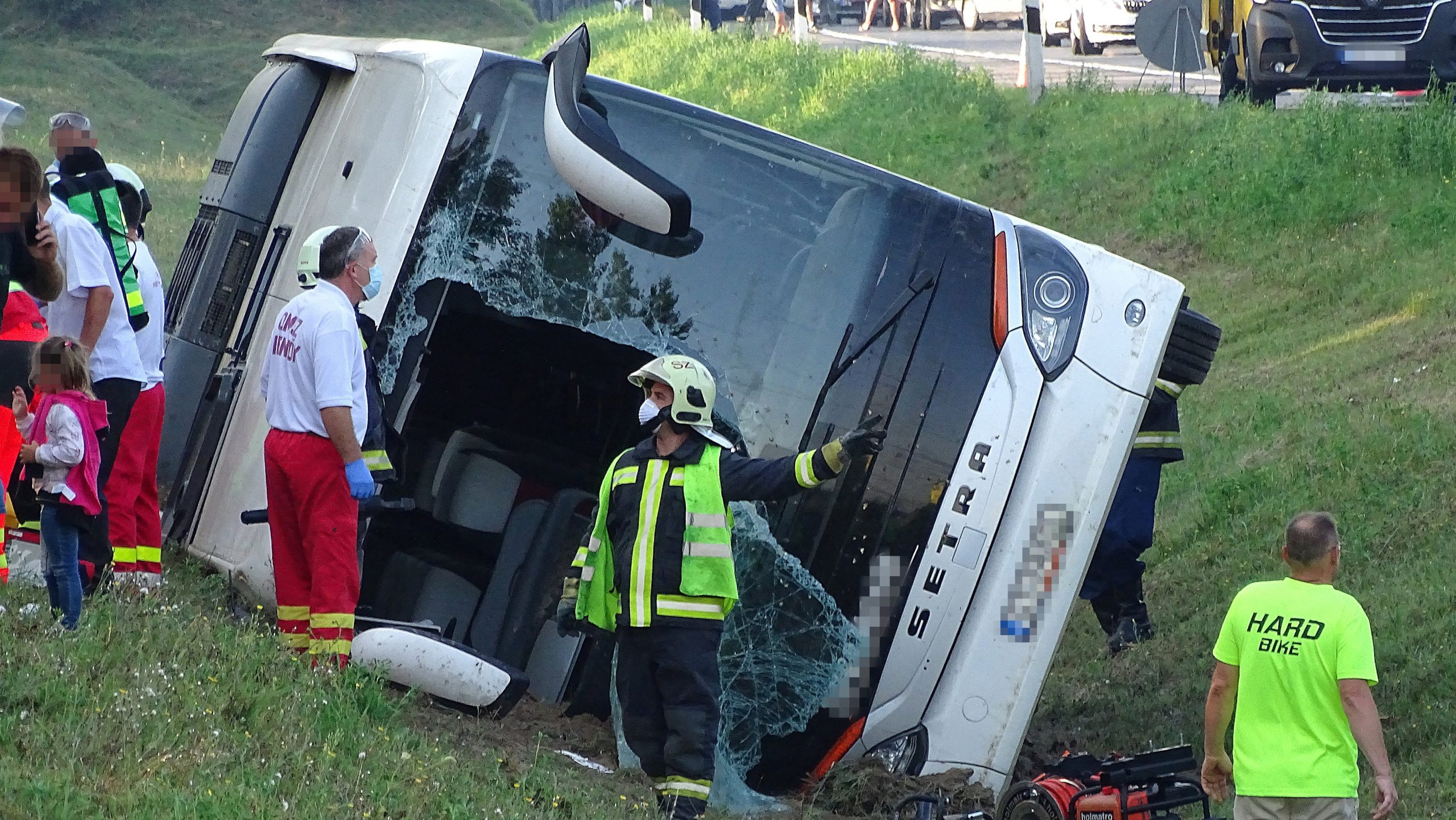 Felborult egy busz, meghalt egy ember az M5-ös autópályán