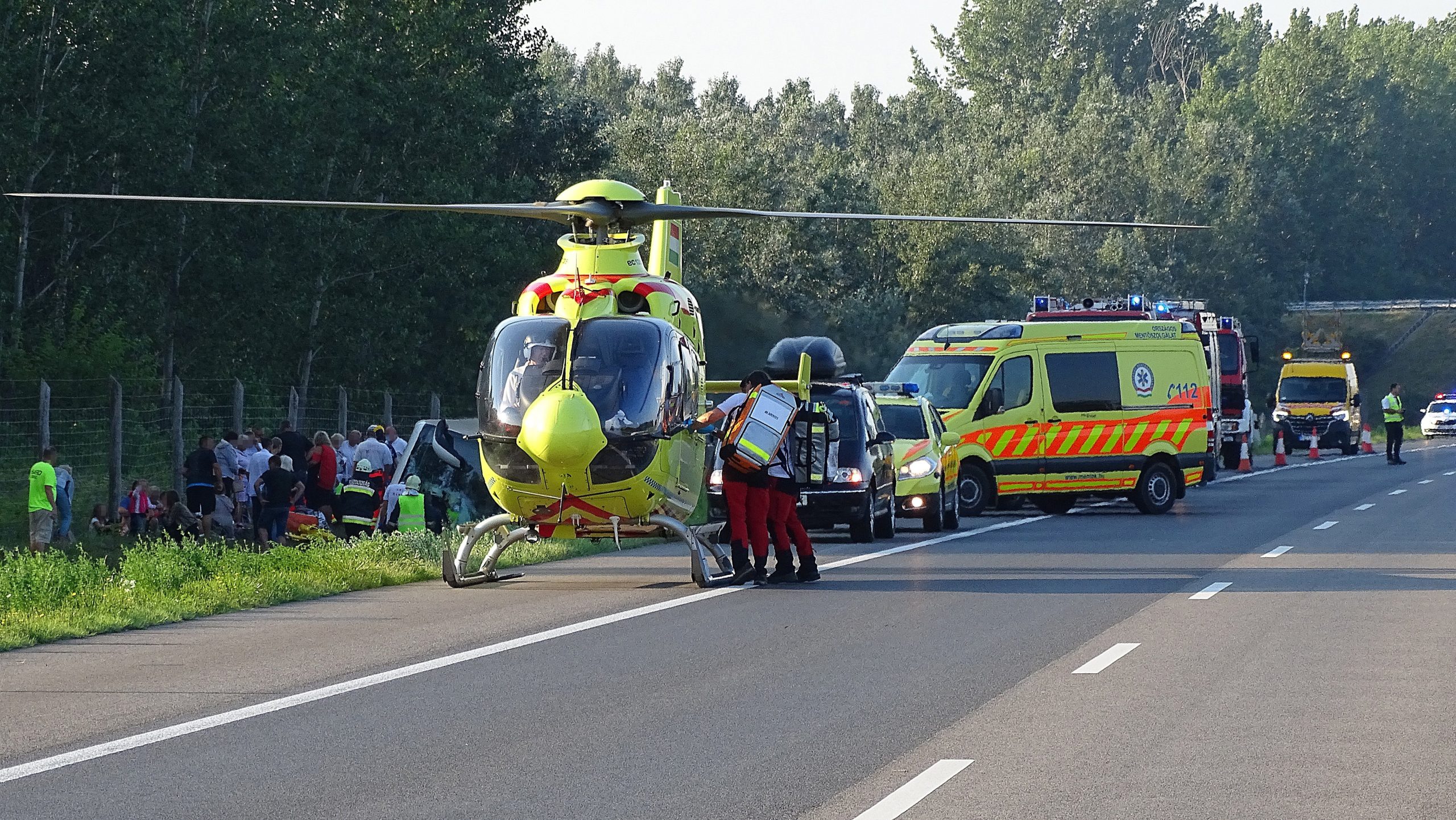 Felborult egy busz, meghalt egy ember az M5-ös autópályán 1