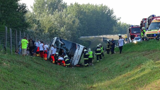 Felborult egy busz, meghalt egy ember az M5-ös autópályán 2