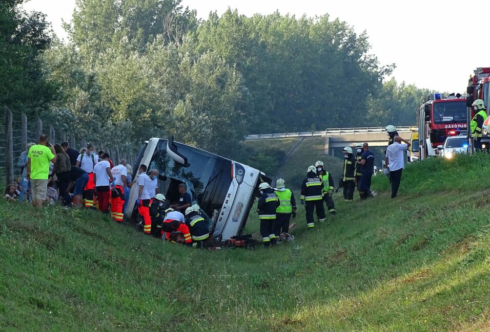 Felborult egy busz, meghalt egy ember az M5-ös autópályán 2