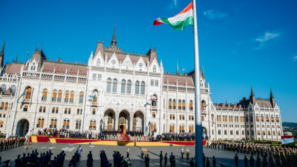 Felvonták a nemzeti lobogót a Parlament előtt