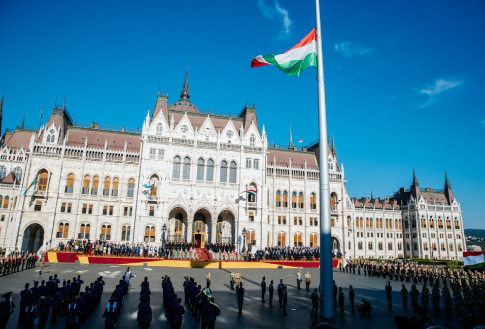 Felvonták a nemzeti lobogót a Parlament előtt