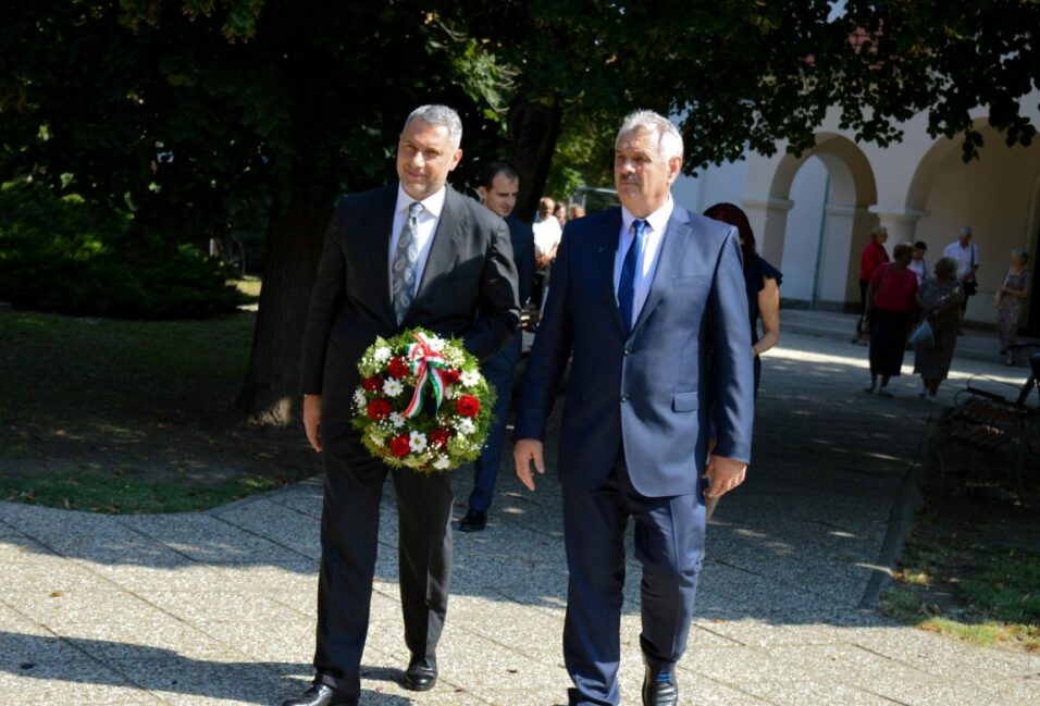 Kiszomboron koszorúzott délelőtt Lázár János