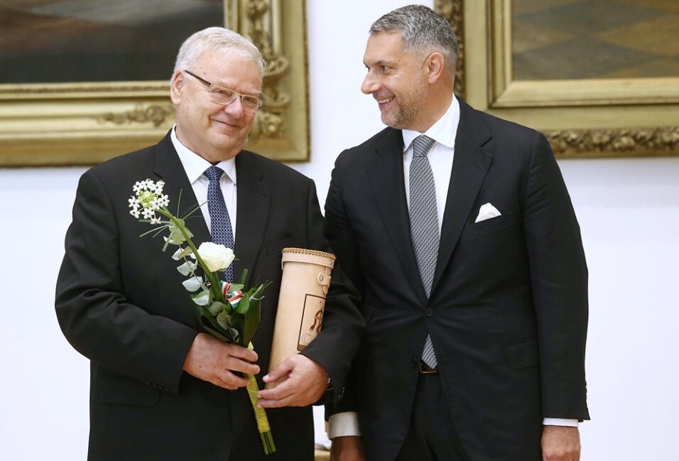 Példamutatás: Makón elismerik a múltat, Vásárhelyen tűzzel-vassal üldözik