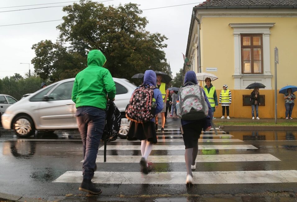 Szakadó esőben sem hagyták cserben a vásárhelyi gyermekeket 33