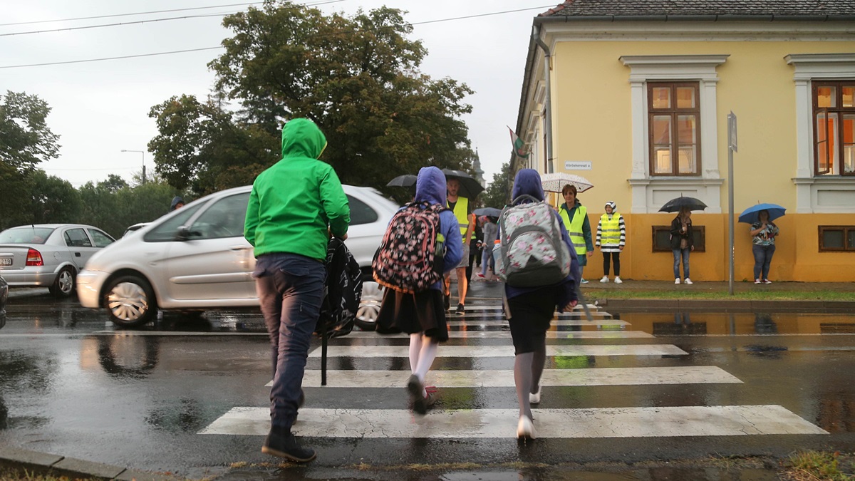 Szakadó esőben sem hagyták cserben a vásárhelyi gyermekeket 33