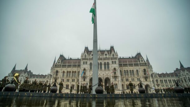 Felvonták a nemzeti lobogót a Parlament előtt 1