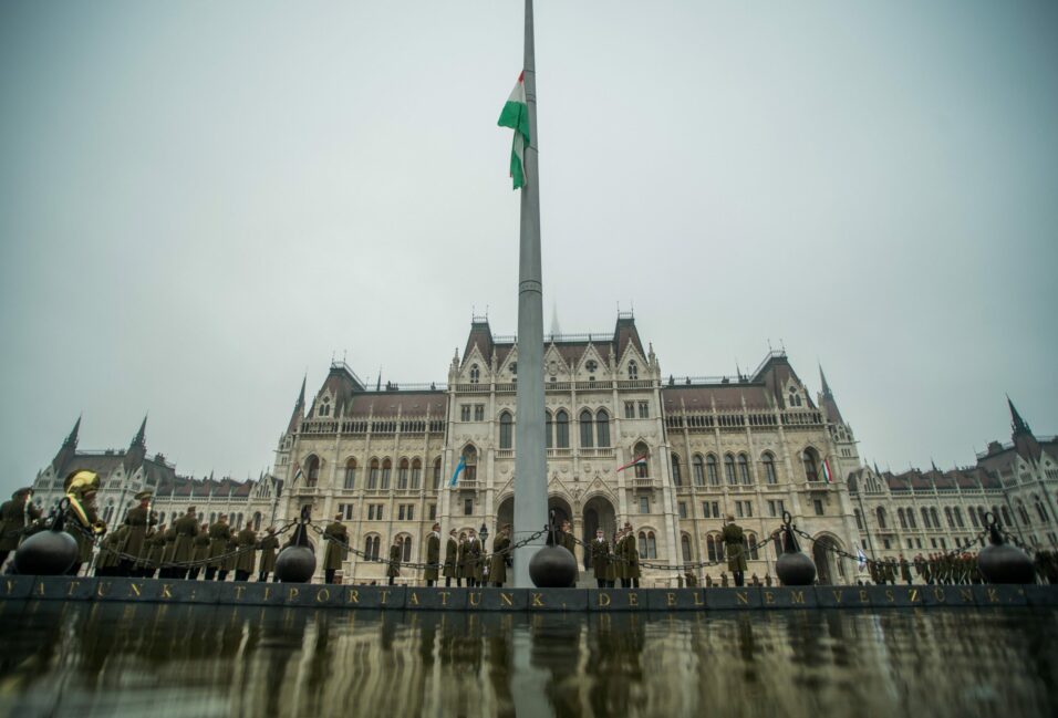 Felvonták a nemzeti lobogót a Parlament előtt 1