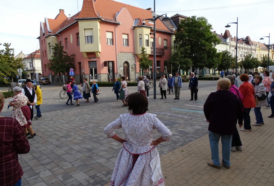 Népzenére ropták a nyugdíjasok