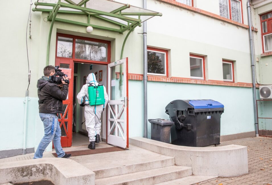 Orosházi általános iskolában fertőtlenít a honvédség 1