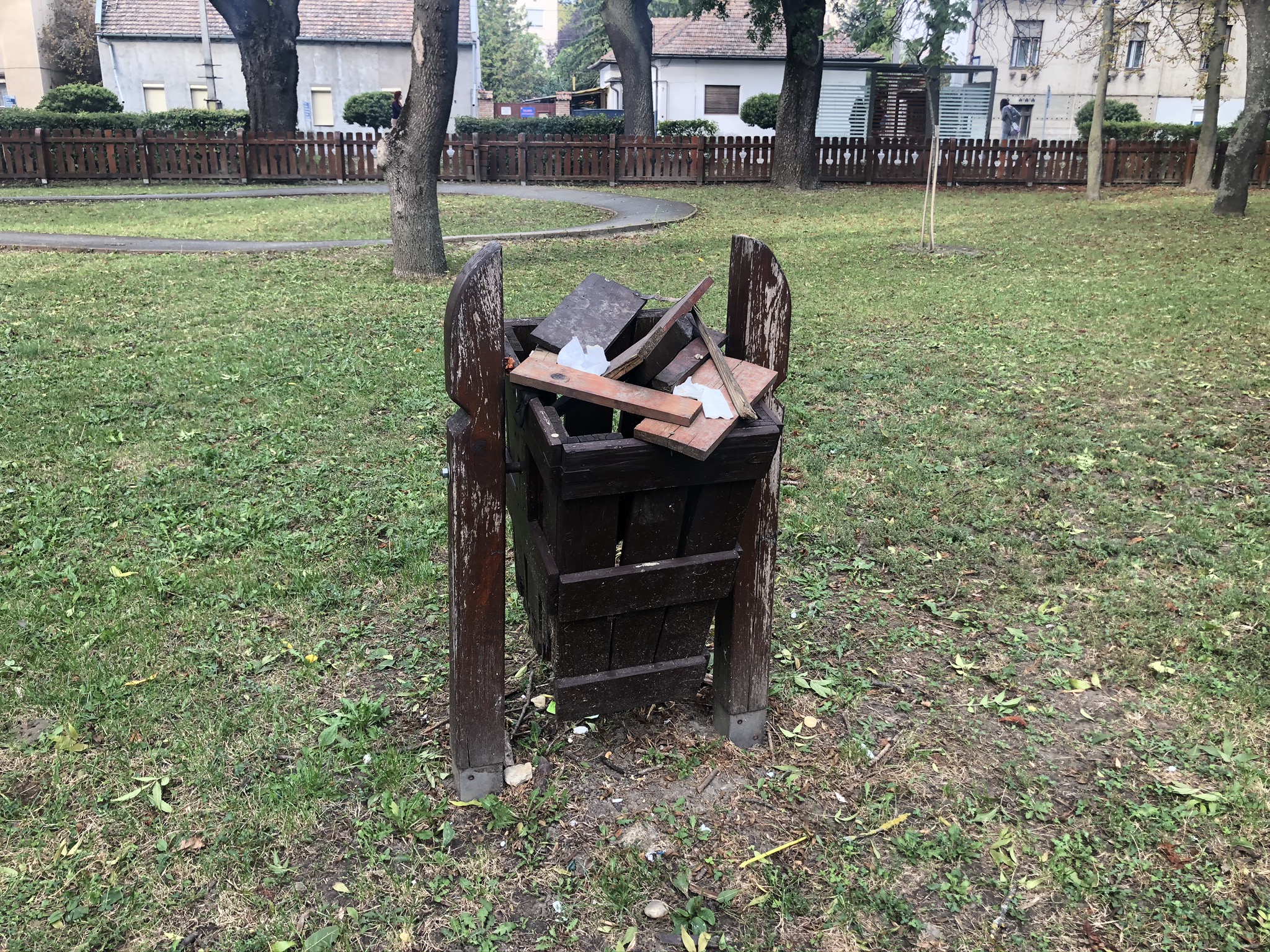 Szülők figyelem! Fokozottan balesetveszélyes a népkerti játszótér! 3