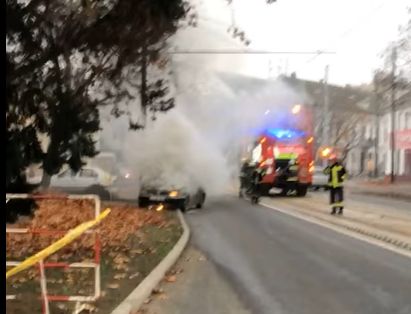 Autó lángolt az Emlékpontnál