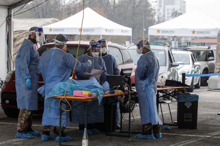 Földön heverő holttest, zsúfolásig telt kórházak: visszatért a pokol Olaszországba