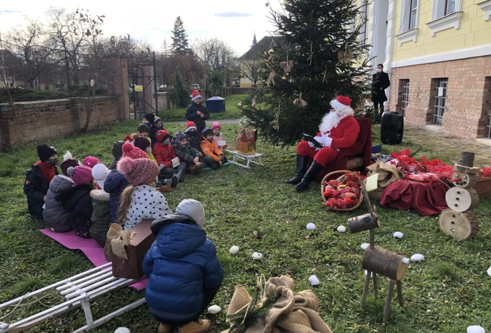 Gyönyörű dekoráció, mosolygós diákok, és a nagyszakállú Mikulás 1