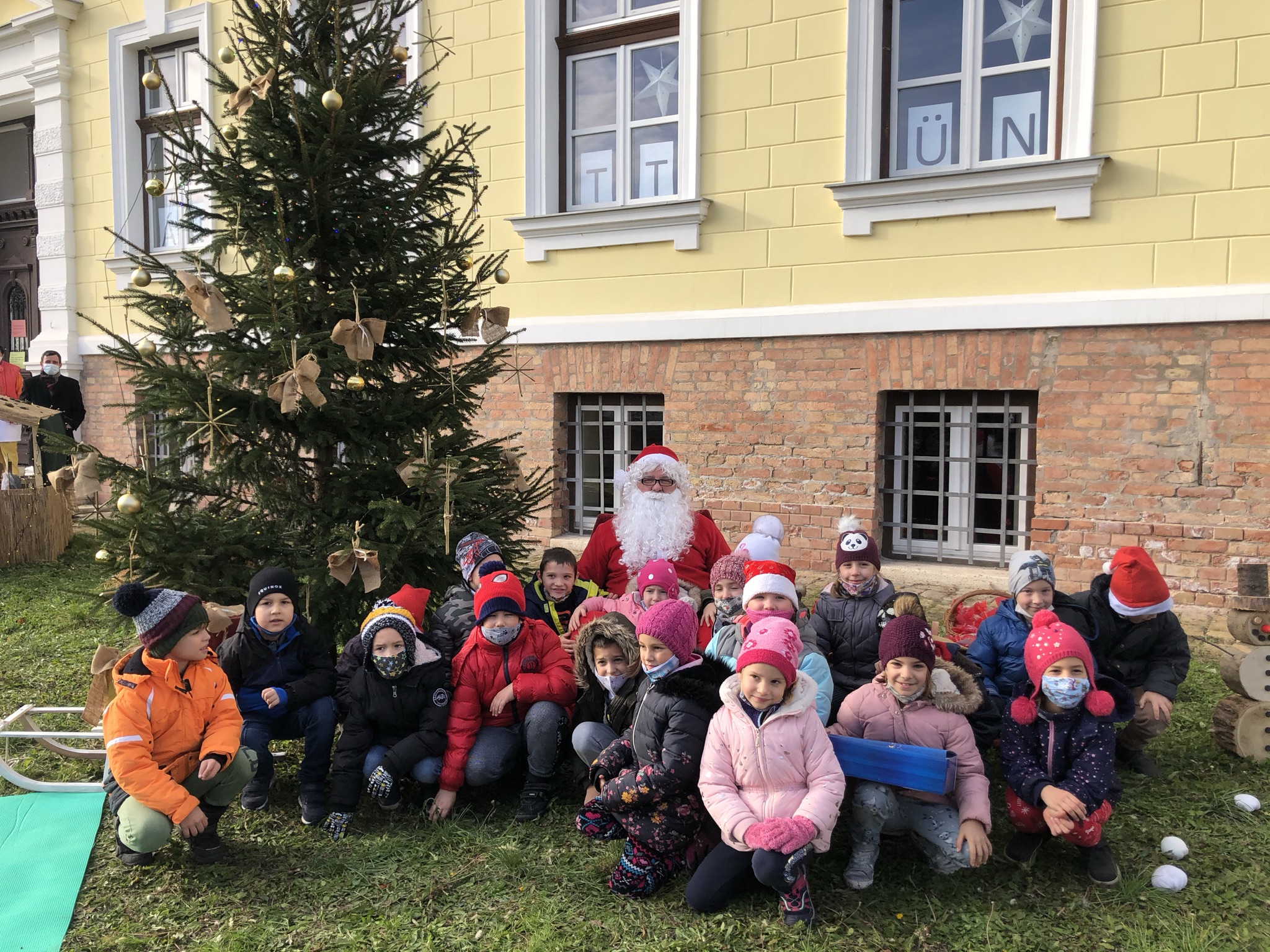 Gyönyörű dekoráció, mosolygós diákok, és a nagyszakállú Mikulás 5