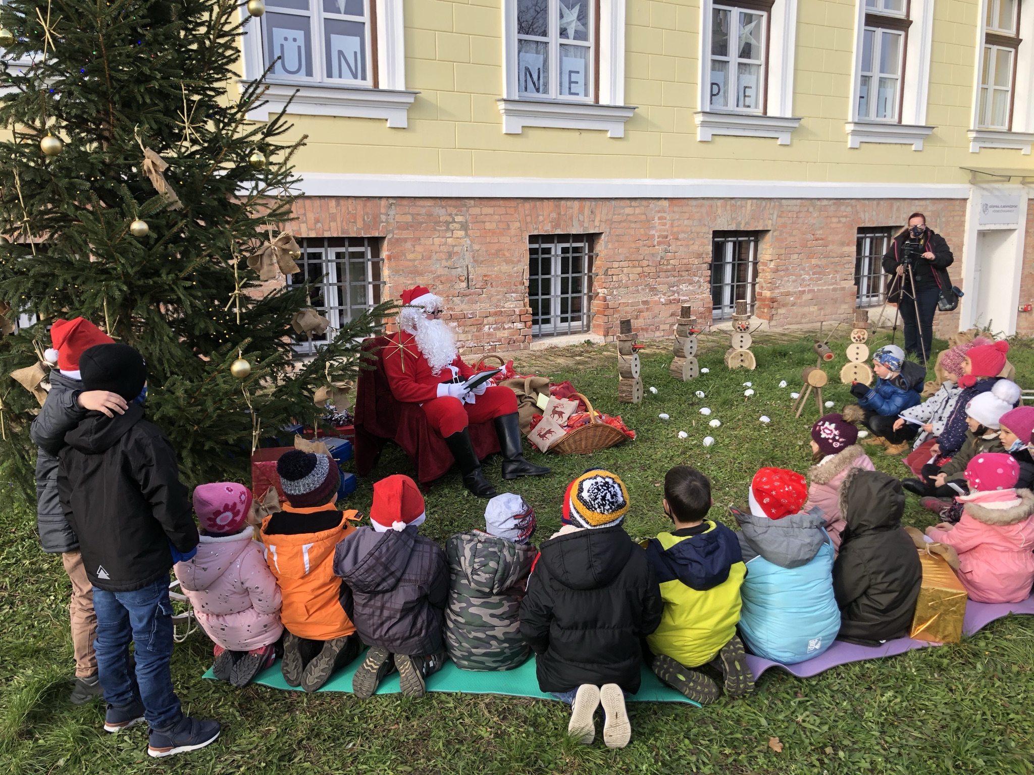 Gyönyörű dekoráció, mosolygós diákok, és a nagyszakállú Mikulás 6