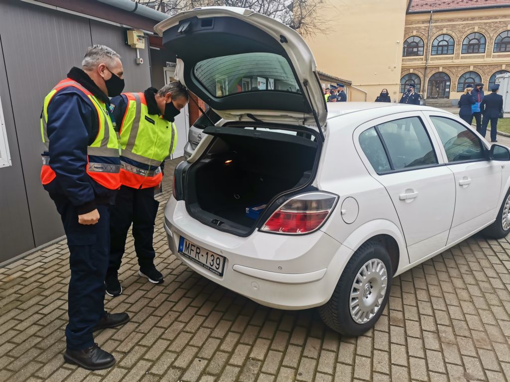 Két gépjárművet kaptak a rendőrségtől a polgárőrök 1