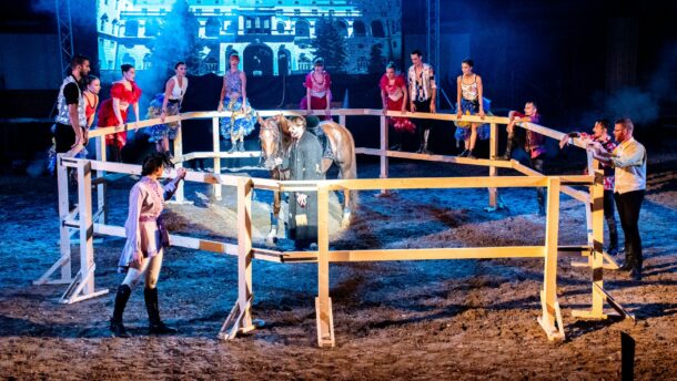 Meghirdették a mórahalmi Patkó Lovas és Szabadtéri Színház következő évadának műsorát