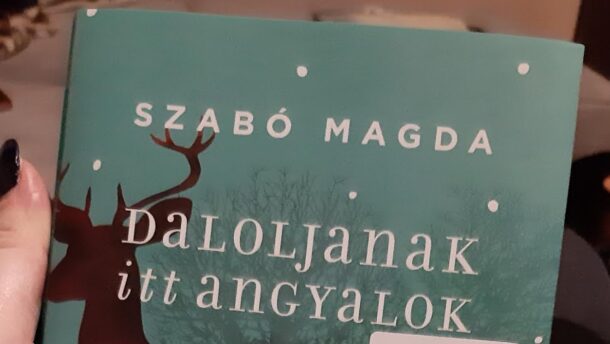 Szabó Magda könyvet olvas Lázár János