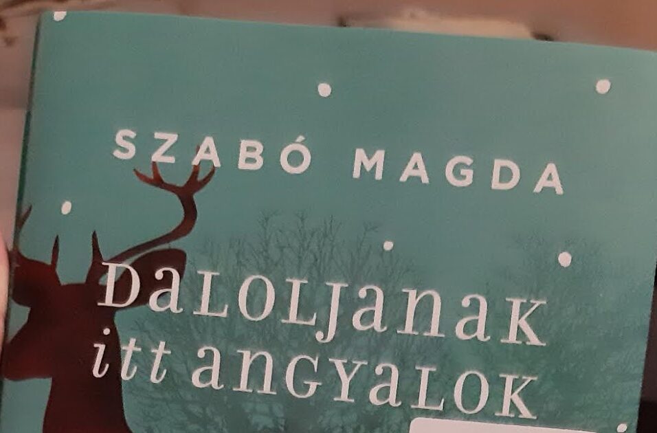 Szabó Magda könyvet olvas Lázár János