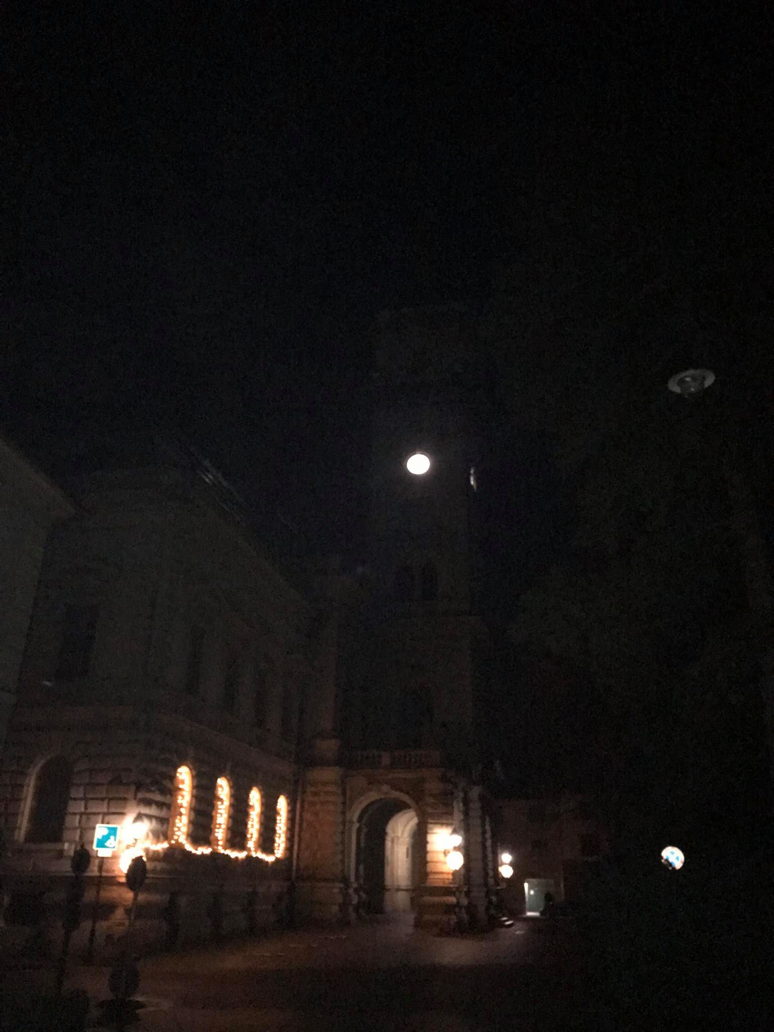 Tök sötét a Kossuth tér, a Polgármesteri Hivatal meg díszkivilágításban? 3