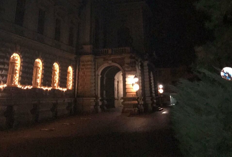 Tök sötét a Kossuth tér, a Polgármesteri Hivatal meg díszkivilágításban?