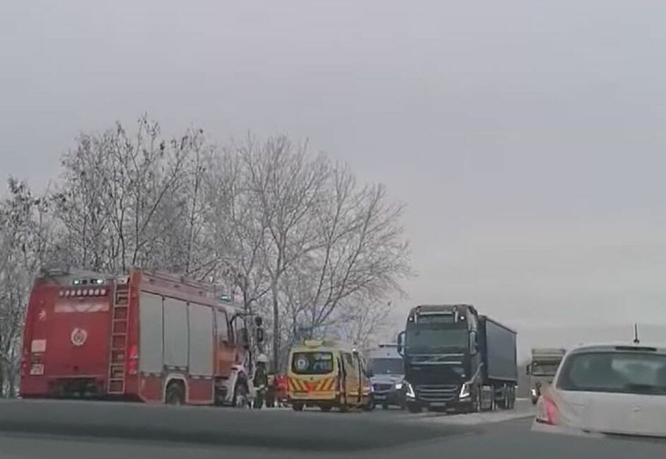 Árokba borult egy autó Vásárhely és Szeged között 1