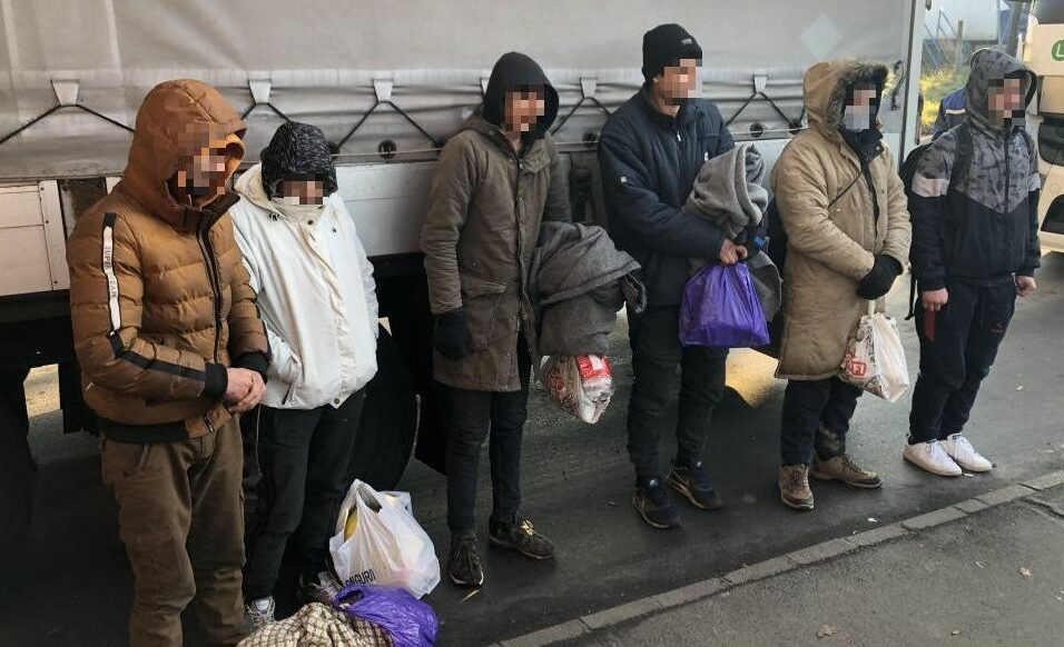 Kamionban bújtak meg a határsértők 14