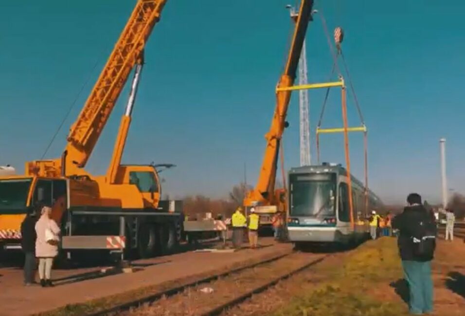 Lázár János: a tram-train összeszerelése gyorsítva