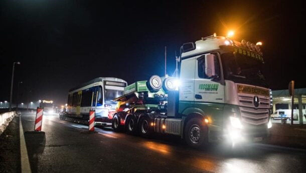 Lázár János: Már magyar földön az első tram-train szerelvény!