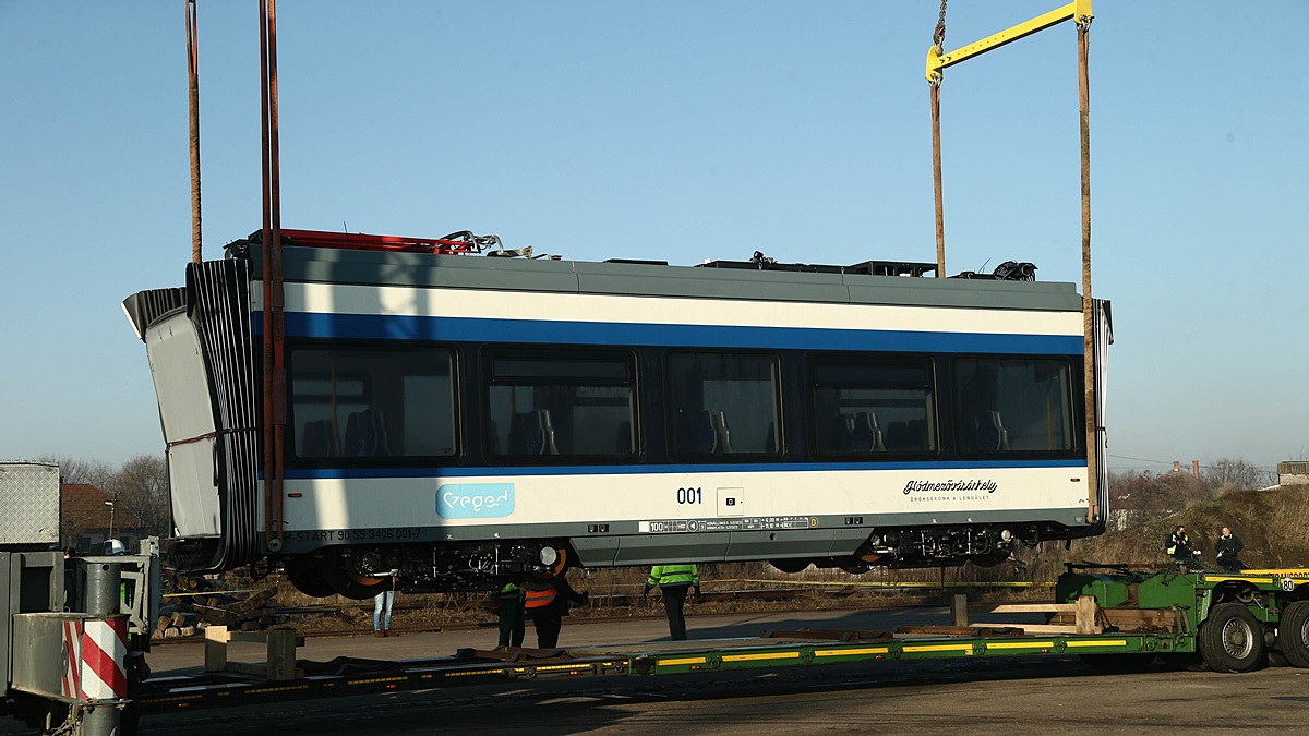 Már Szentesen van az első tram-train szerelvény 12