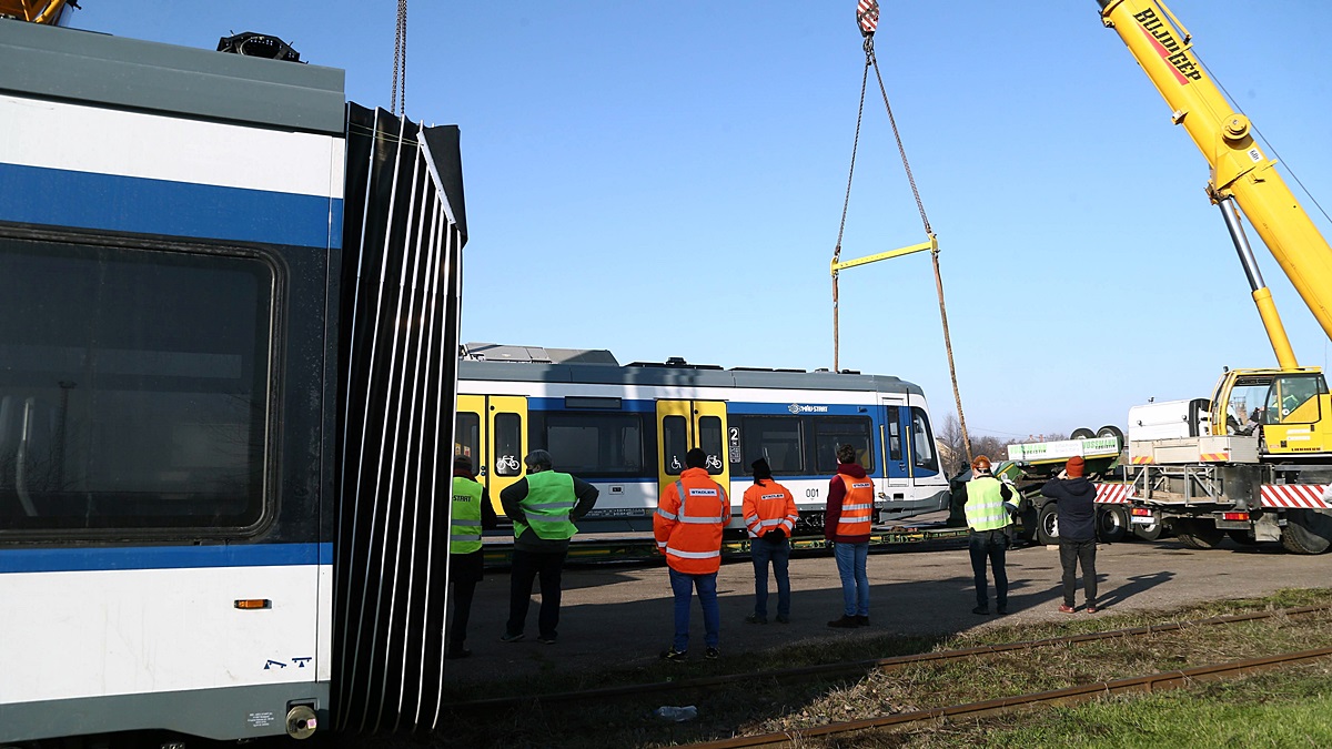 Már Szentesen van az első tram-train szerelvény 18