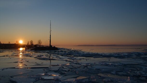 A Balatonnál már jegesedik a kicsapódó víz