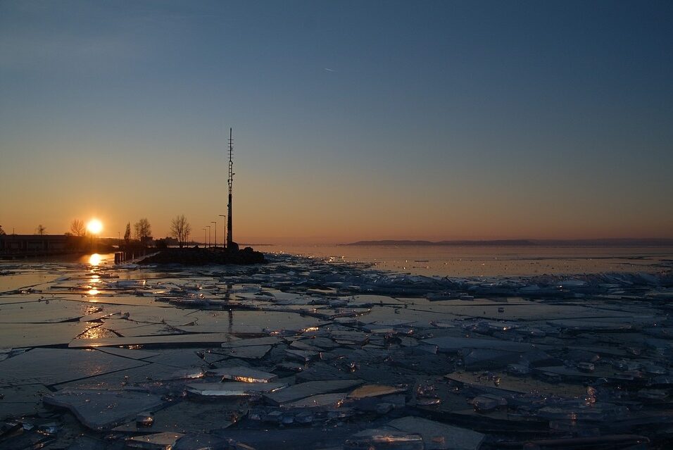 A Balatonnál már jegesedik a kicsapódó víz