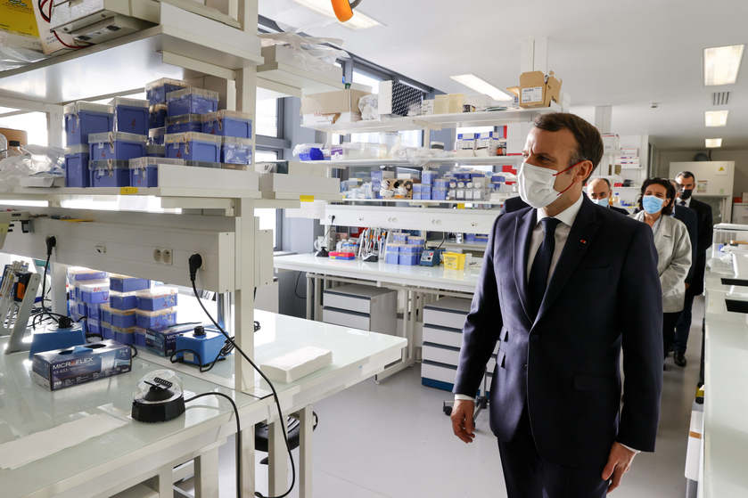 Emmanuel Macron sem zárkózik el az orosz vakcinától