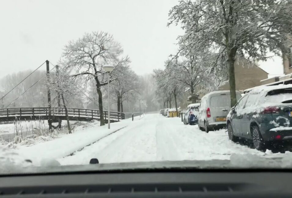 Hollandiában közlekedési fennakadásokat okoz a rendkívüli havazás