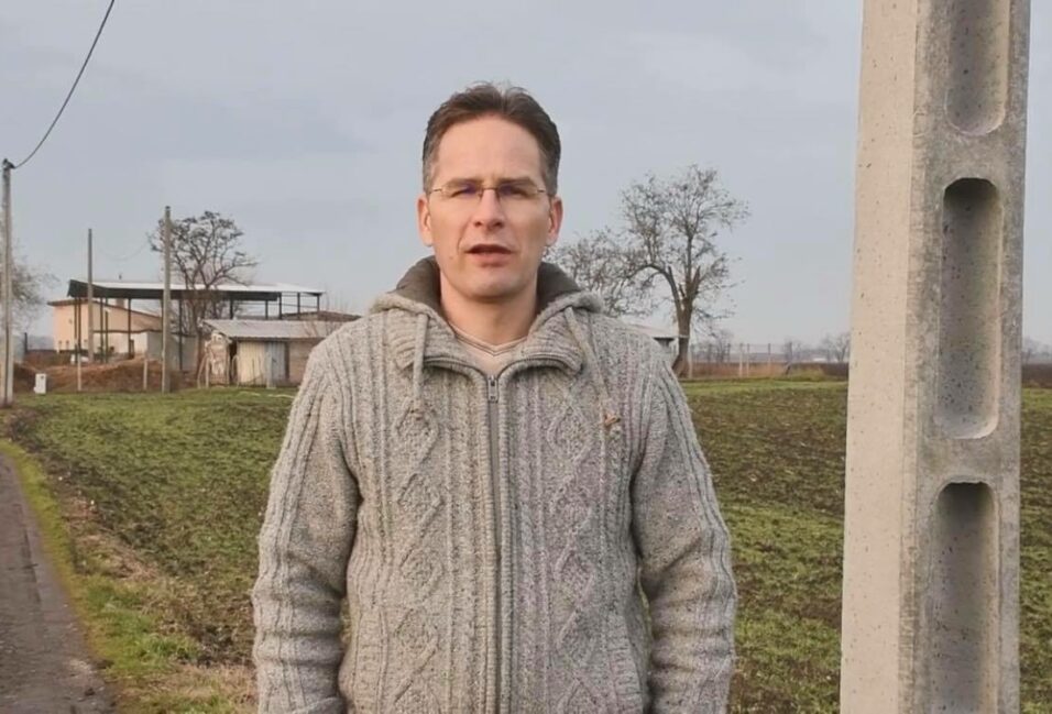 Tanyavillamosításban segített Benkő Zsolt