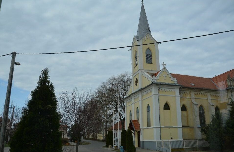 35 millióból újítják fel a királyhegyesi templomot 1