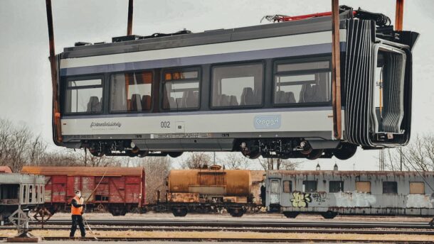 Lázár János: újabb tram-train szerelvény érkezett, a Vásárhely 2-es!