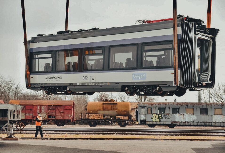 Lázár János: újabb tram-train szerelvény érkezett, a Vásárhely 2-es!