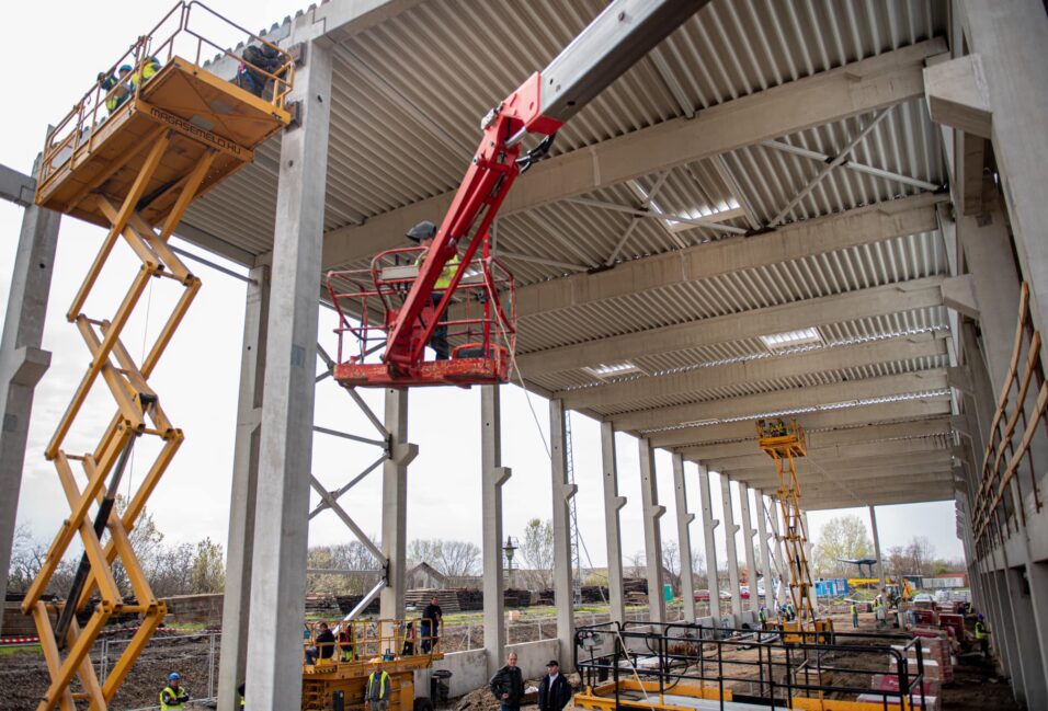 Így épül a közel 3000 négyzetméteres szegedi tram-train karbantartó csarnok