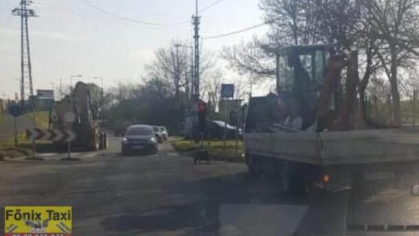 Lámpa irányítja a forgalmat a Bajcsy-Hódtó utcák kereszteződésében