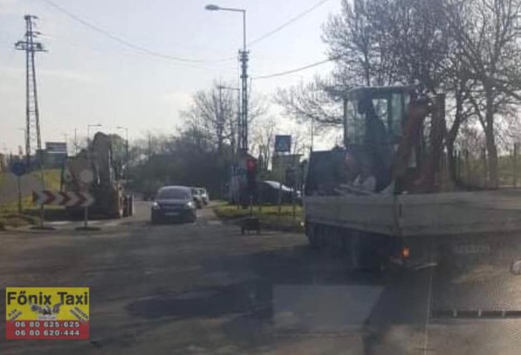 Lámpa irányítja a forgalmat a Bajcsy-Hódtó utcák kereszteződésében