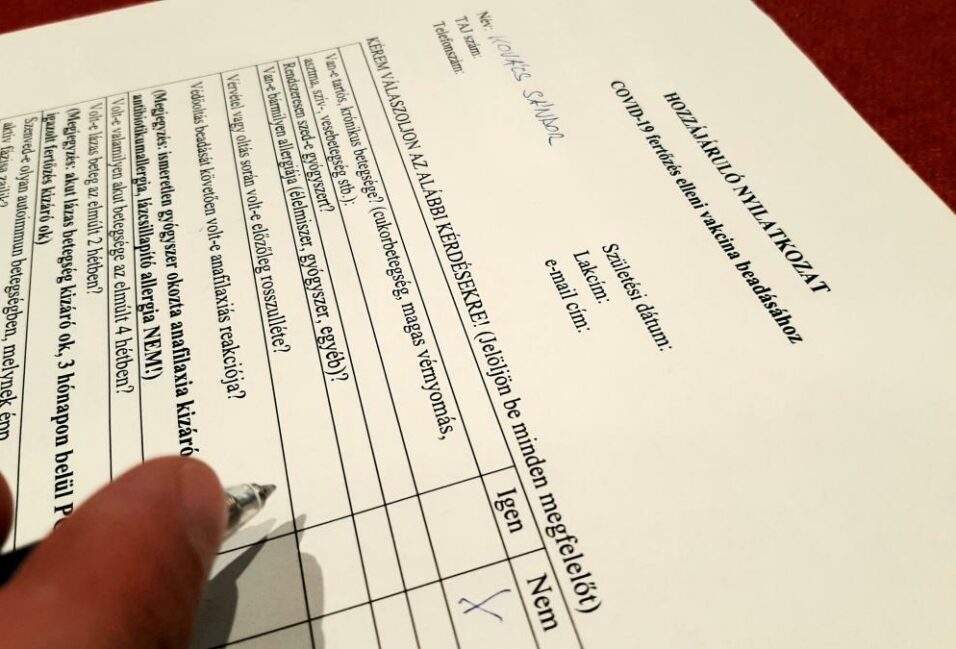 Nyomtassa ki, töltse ki és vigye magával az oltásra!