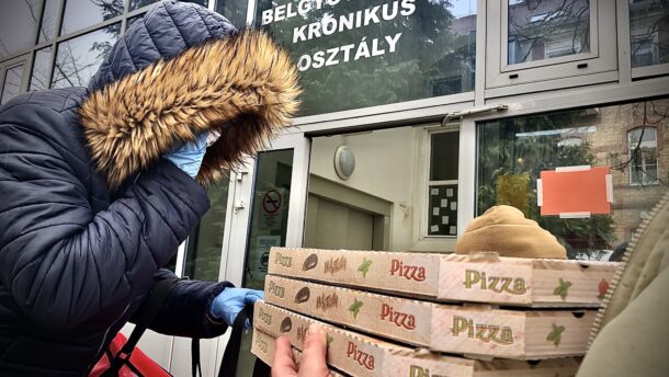 Pizzákkal lepték meg a Covid-osztály dolgozóit