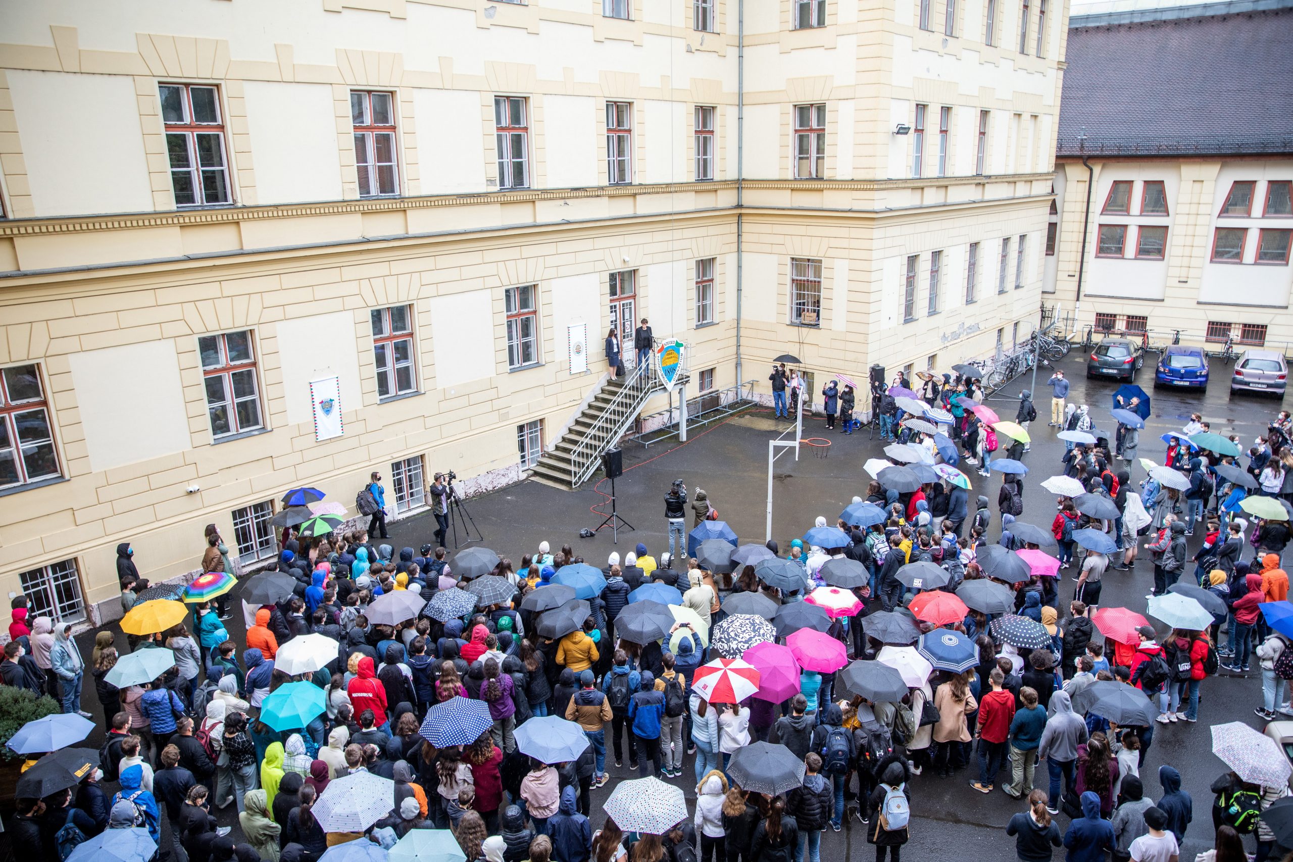 Diákokkal találkozott és orvosi köteteket fogadott örökbe Karikó Katalin Szegeden 2