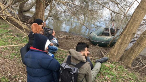 Gumicsónakkal szállította a határsértőket, a járőrök elfogták 1