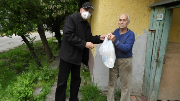 Kétszáz szeretetcsomagot oszt szét Kószó Péter Vásárhelyen 4