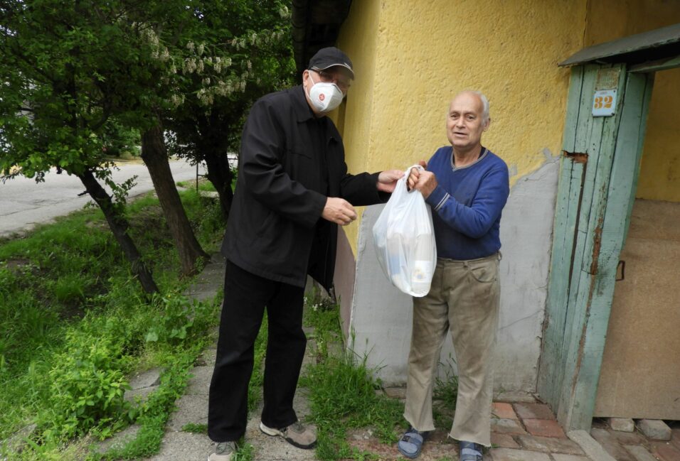Kétszáz szeretetcsomagot oszt szét Kószó Péter Vásárhelyen 4